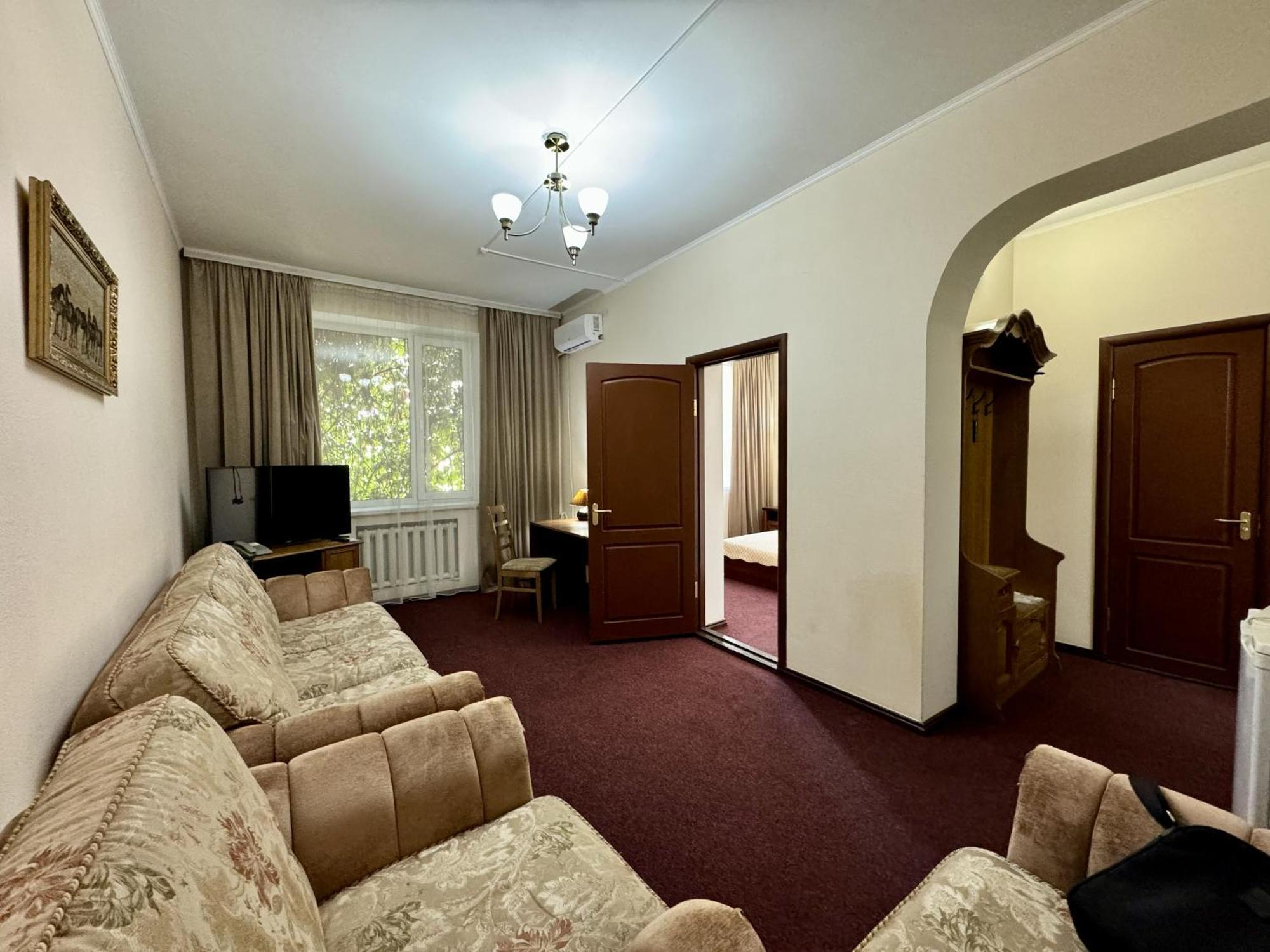 Hotel Zhambyl 塔拉兹 外观 照片