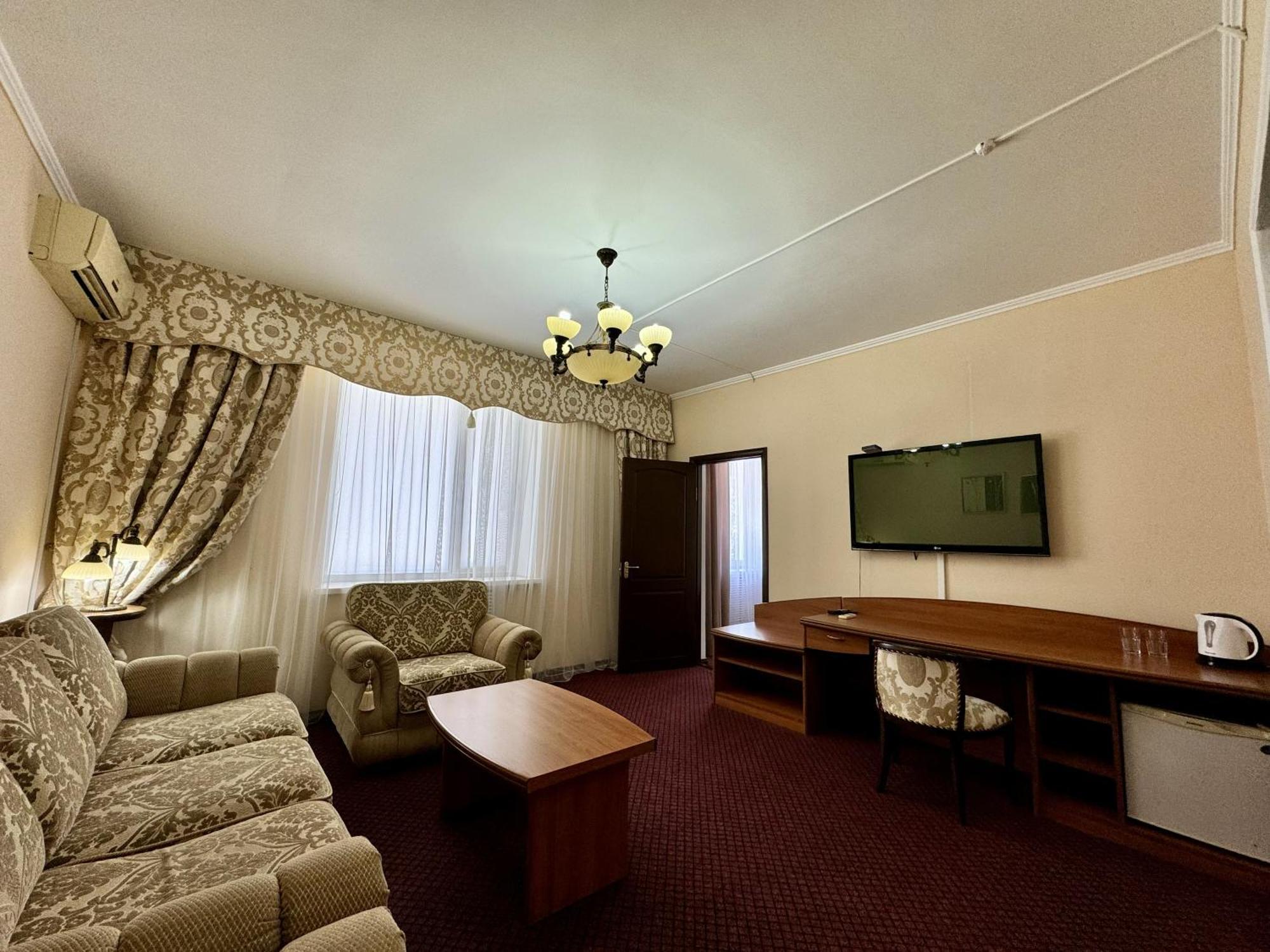 Hotel Zhambyl 塔拉兹 外观 照片