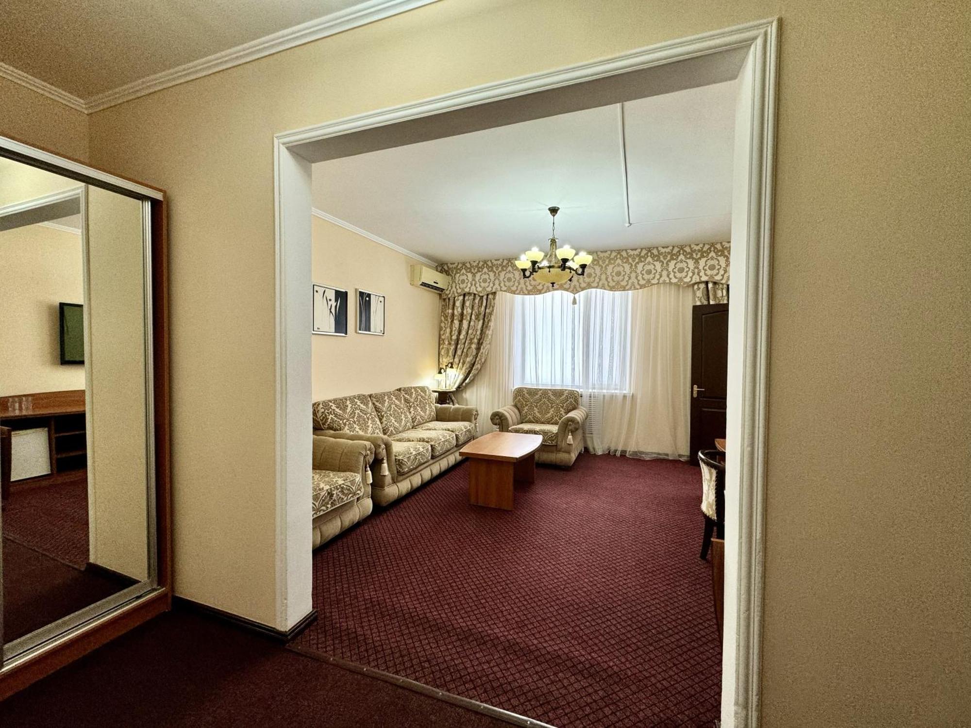 Hotel Zhambyl 塔拉兹 外观 照片