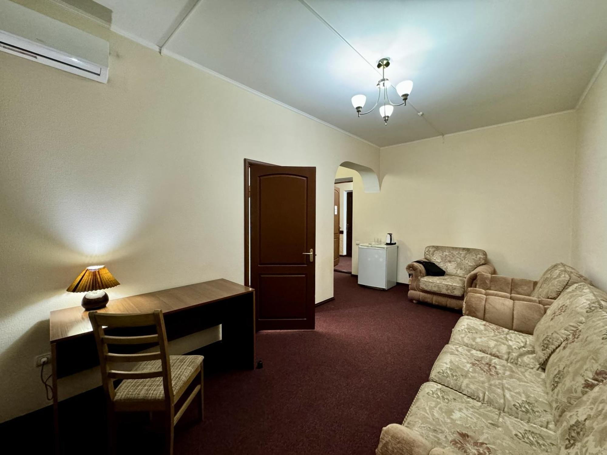 Hotel Zhambyl 塔拉兹 外观 照片