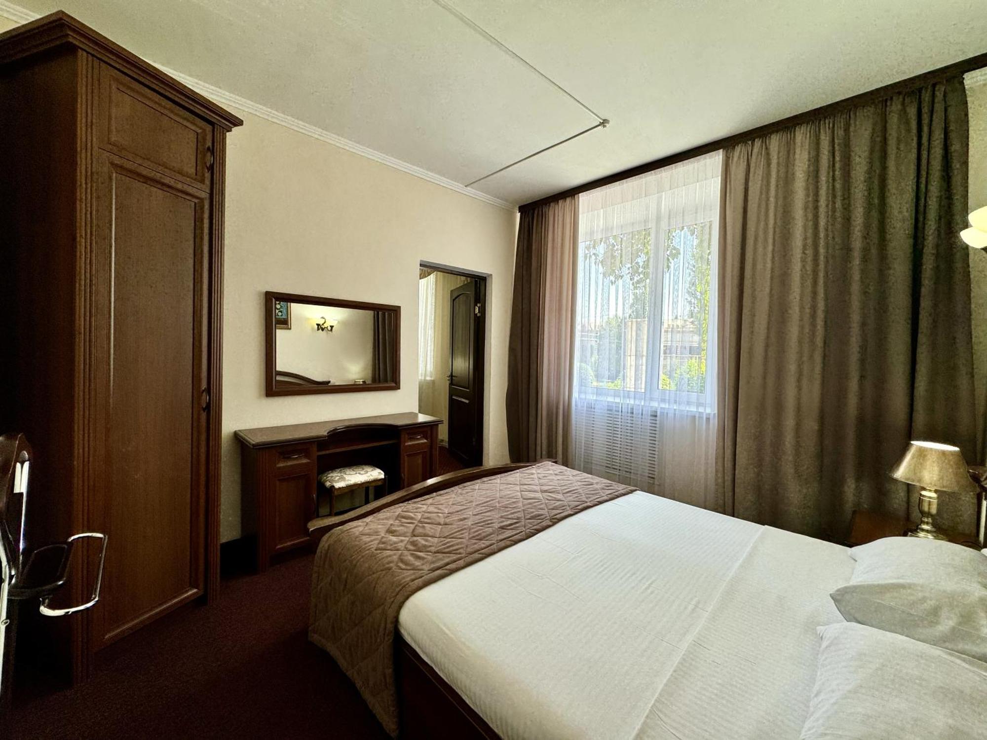 Hotel Zhambyl 塔拉兹 外观 照片