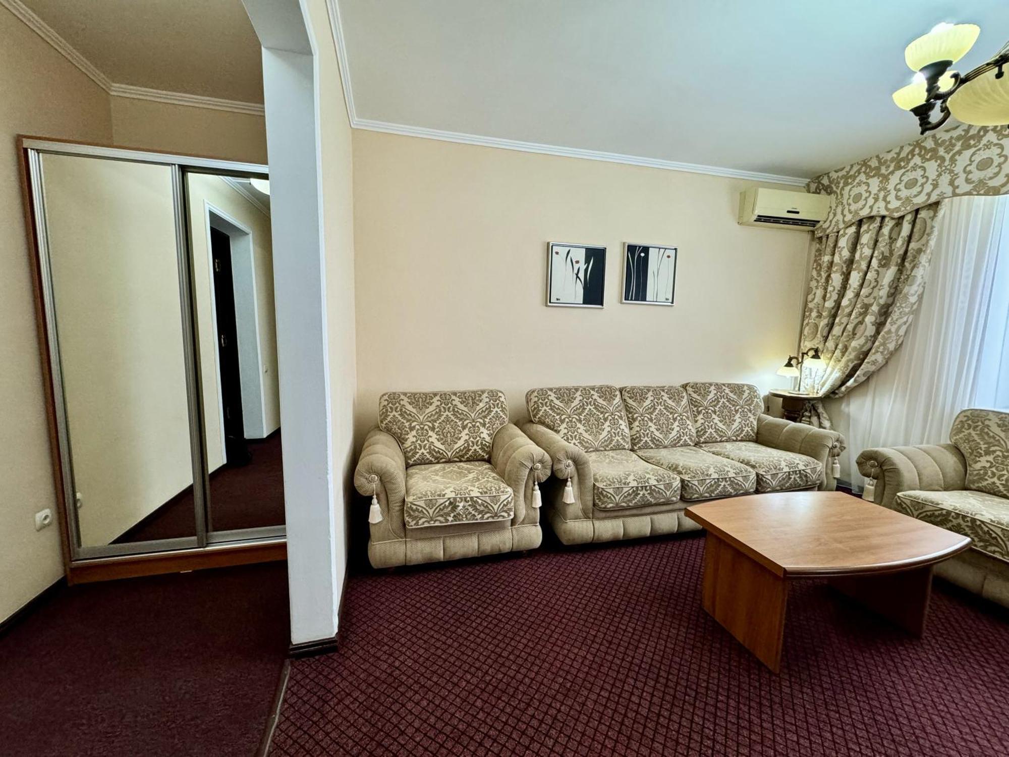 Hotel Zhambyl 塔拉兹 外观 照片