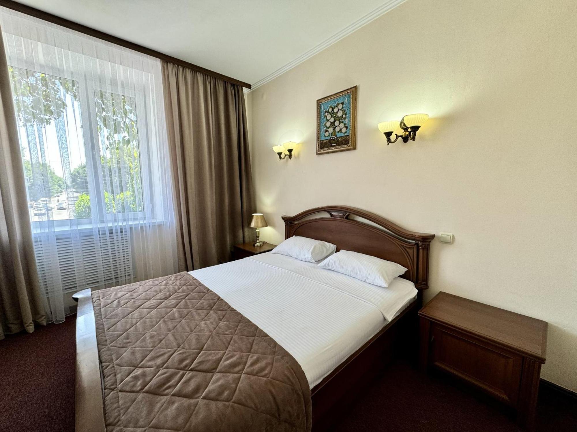 Hotel Zhambyl 塔拉兹 外观 照片