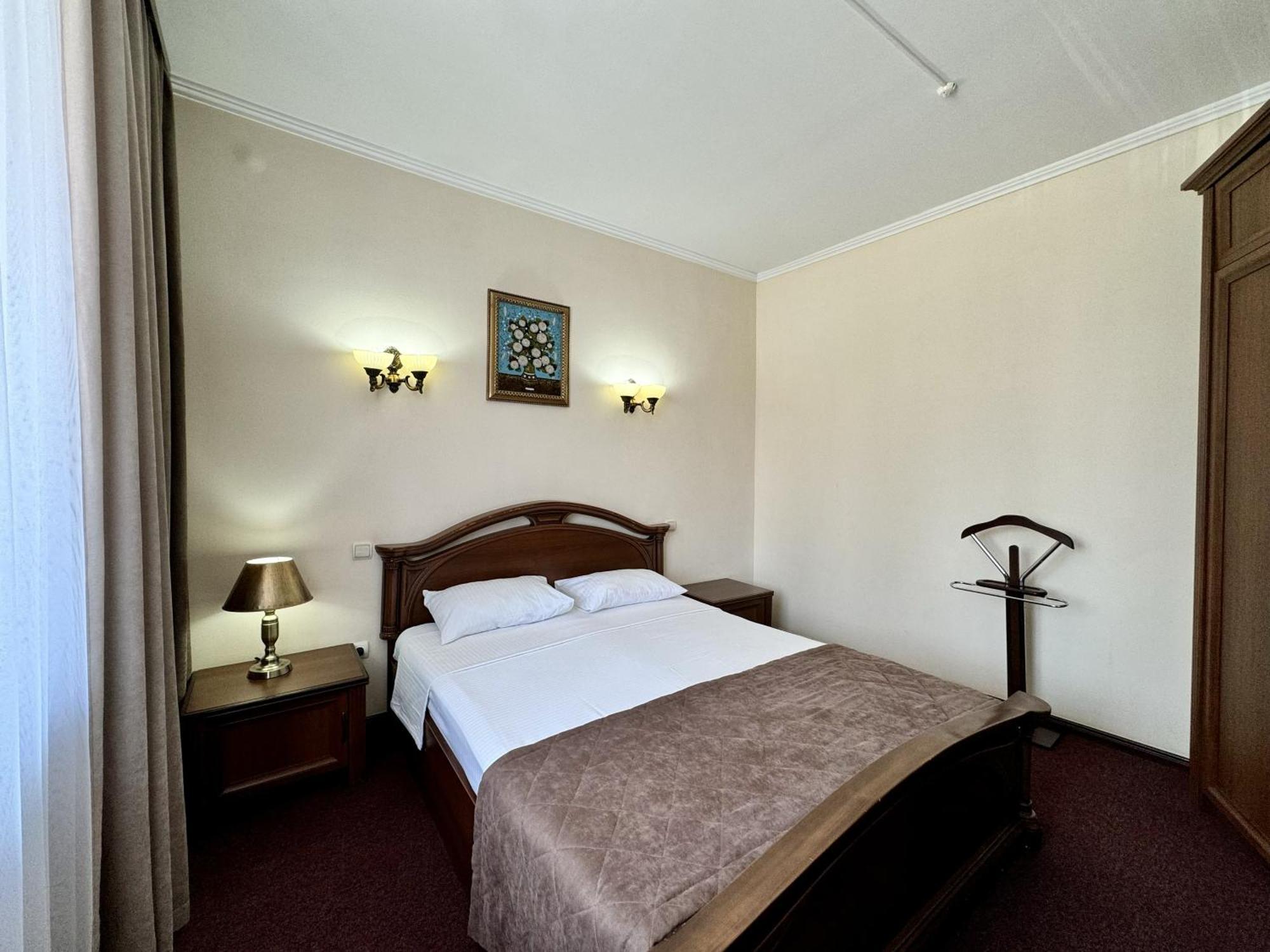 Hotel Zhambyl 塔拉兹 外观 照片
