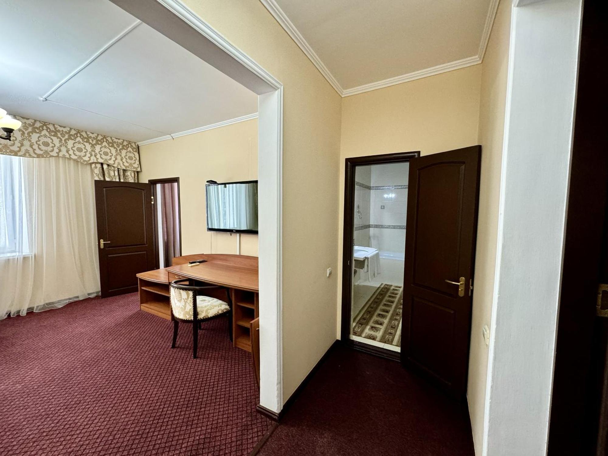 Hotel Zhambyl 塔拉兹 外观 照片