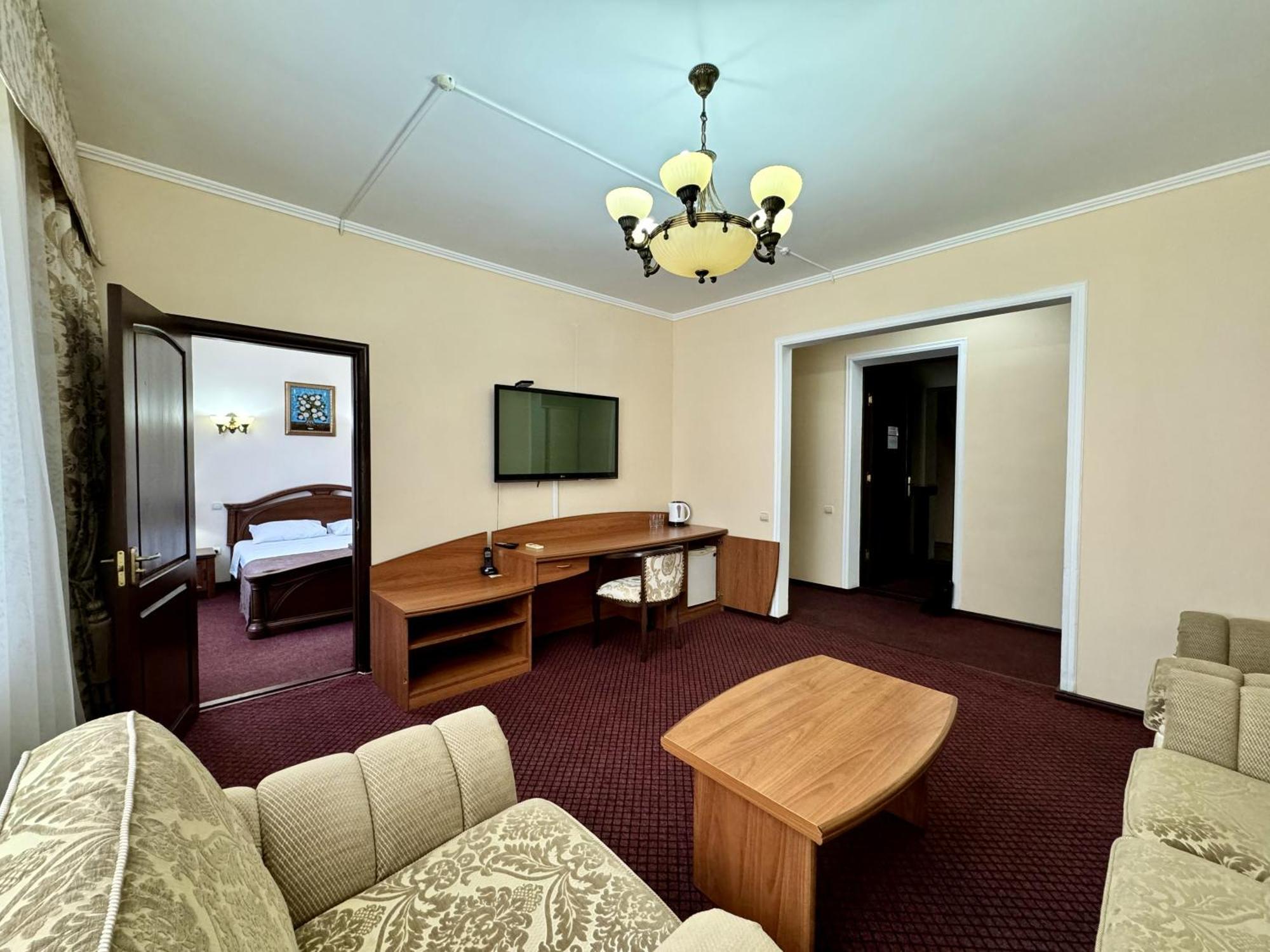 Hotel Zhambyl 塔拉兹 外观 照片