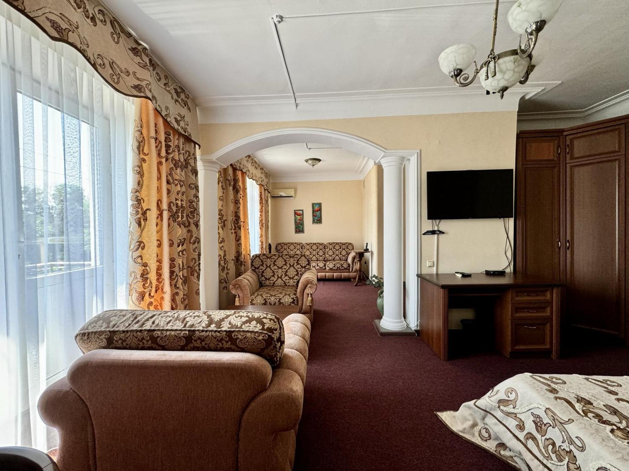 Hotel Zhambyl 塔拉兹 外观 照片