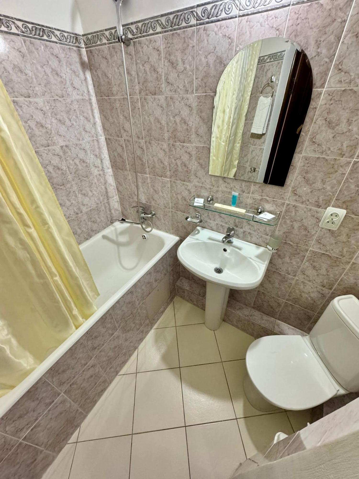 Hotel Zhambyl 塔拉兹 外观 照片