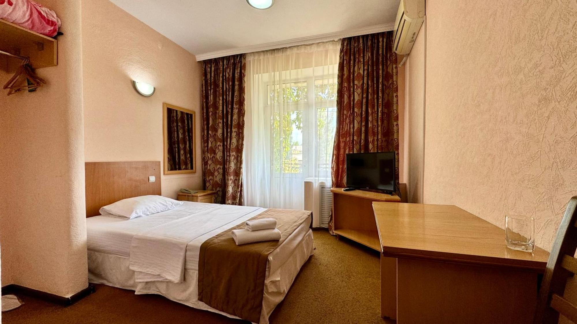 Hotel Zhambyl 塔拉兹 外观 照片